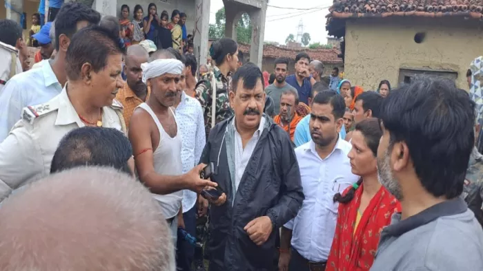 शाहनगर गांव में ग्रामीणों को समझाते प्रभारी चिकित्सा पदाधिकारी डॉ. कंचन एवं बीडीओ कुमार ग्रामीण - जागरण