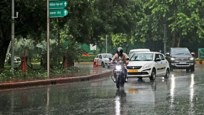 Delhi Weather Update: बारिश से भी नहीं ढीले पड़े गर्मी के तेवर, उमस ने छुड़ाए पसीने
