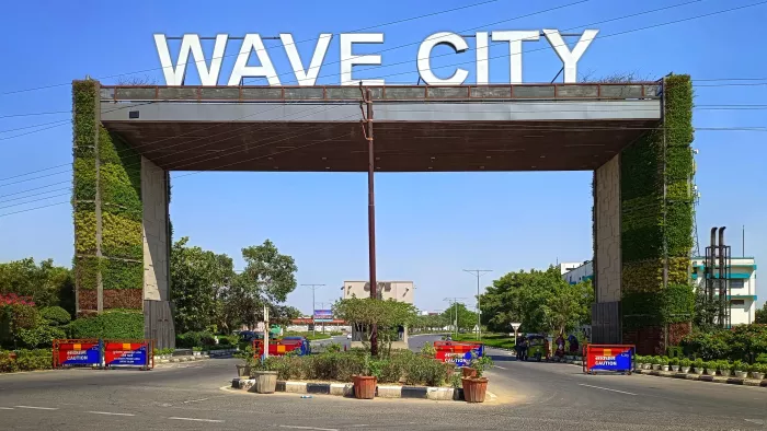 छापेमारी के दौरान रिकॉर्ड खंगालने पर अनियमितताए मिलीं। फोटो- जागरण