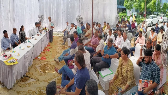 प्लॉट खरीदने के लिए बोलीदाताओं ने नीलामी प्रक्रिया में भाग लिया। फोटो- जागरण