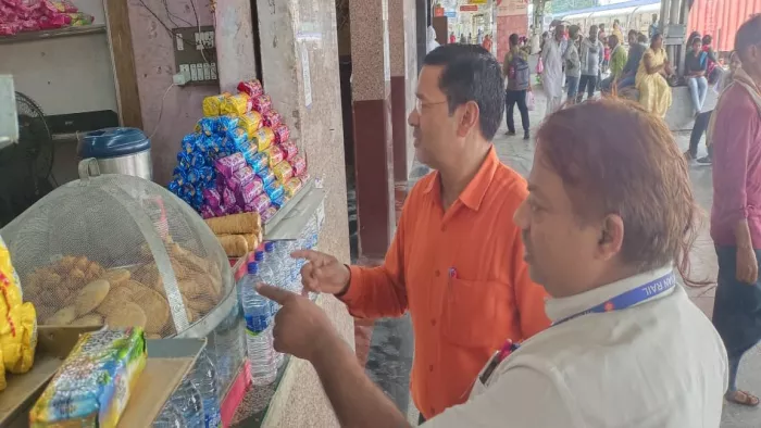 वर्दी न पहनने एवं स्वच्छता में कमी पर डीसीआइ ने की कार्रवाई