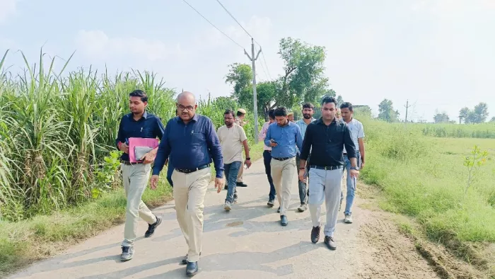 फैजपुर निनाना रोड का निरीक्षण करते डीएम जेपी सिंह। जागरण