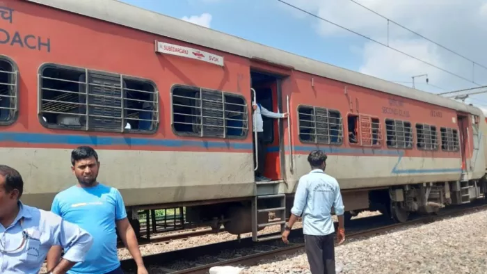 दिल्ली - हावड़ा रेल मार्ग पर ट्रेनों का आवागमन बाधित हुआ