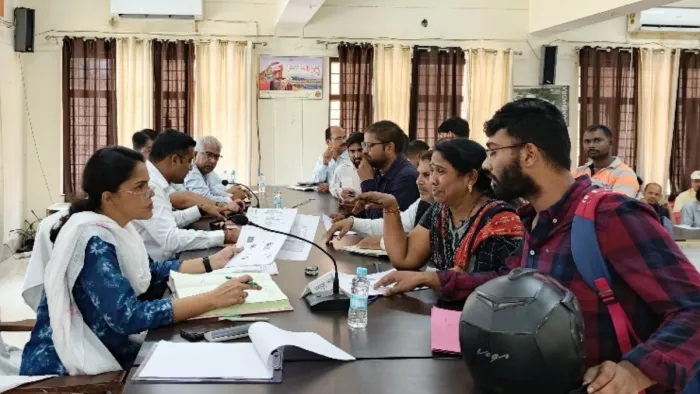 सदर तहसील में जनसुनवाई करती मंडलायुक्त डा. रोशन जैकब