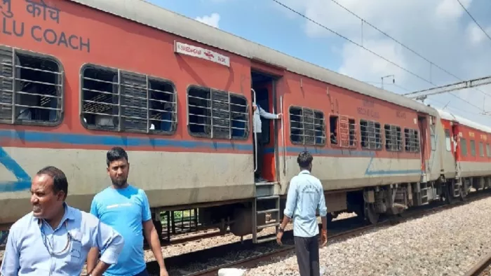 प्रेमपुर रेलवे स्टेशन के पास बोगी के पहिए से सांकर का नट खुल जाने के बाद खड़ी जम्मू मेल। जागरण