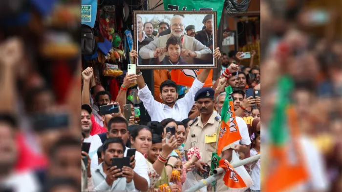 वर्ष 2014 में उनके साथ हुई मुलाकात का चित्र लिए खड़ा था स्थानीय युवक कृष्णा