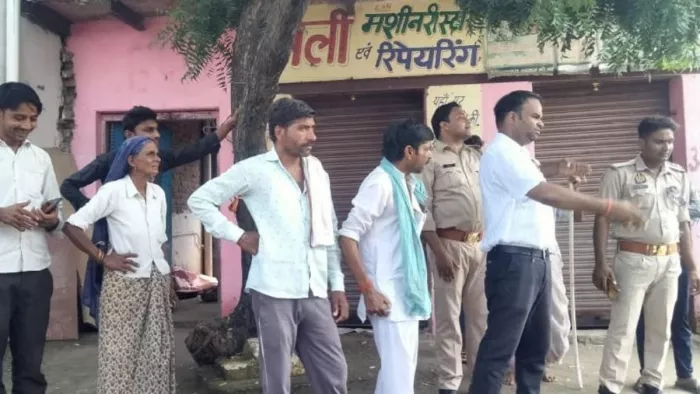 मथुरा: गांव कारब में बकाएदारों के कनेक्शन कटवाते एसडीओ सचिन द्विवेदी दाएं। फोटो सौजन्य से डीवीवीएनएल