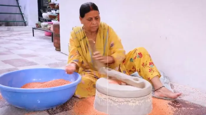 तेजस्वी यादव ने मां राबड़ी देवी का गेंहू पीसने का वीडियो शेयर किया।