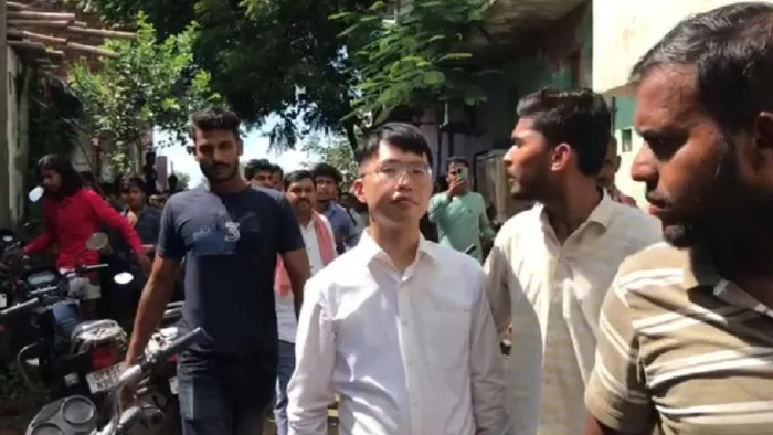 इंद्रपुरी कालोनी के तुलसीनगर में मतातरंण के प्रयास के आरोप में पकड़े गए ताइवानी नागरिक सिंगफू व अन्य। फोटो-वीडियो ग्रेव।