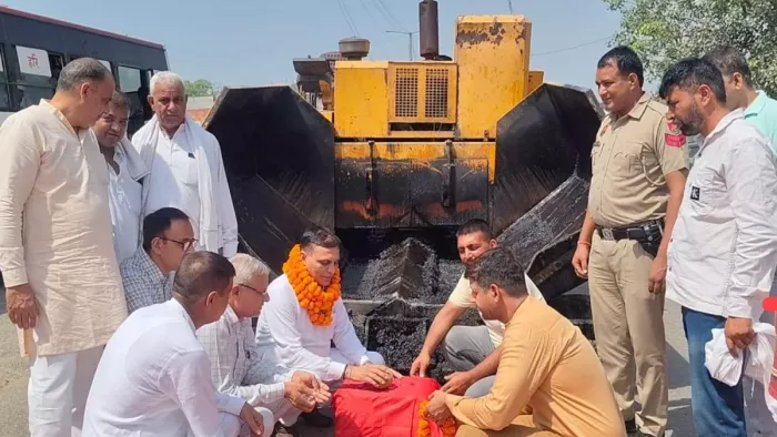 दिल्ली-रोहतक रोड के दूसरे भाग का निर्माण शुरू करते विधायक राजेश जून।