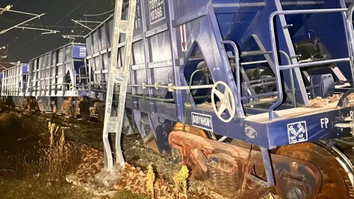 https://www.jagranimages.com/images/newimg/22092025/22_09_2025-budgam_train_derailment_24056679.jpg