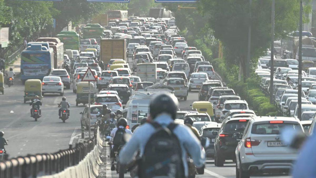 https://www.jagranimages.com/images/newimg/22092025/22_09_2025-delhi_road_24056557_214957348.jpg