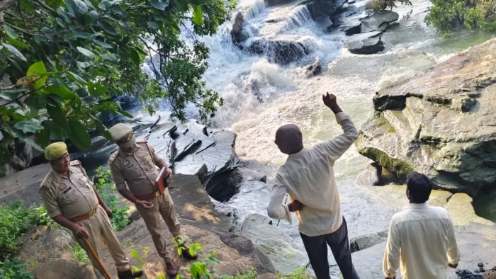 परिजनों का रो-रोकर बुरा हाल है और वे प्रशासन से मदद की गुहार लगा रहे हैं। स्था