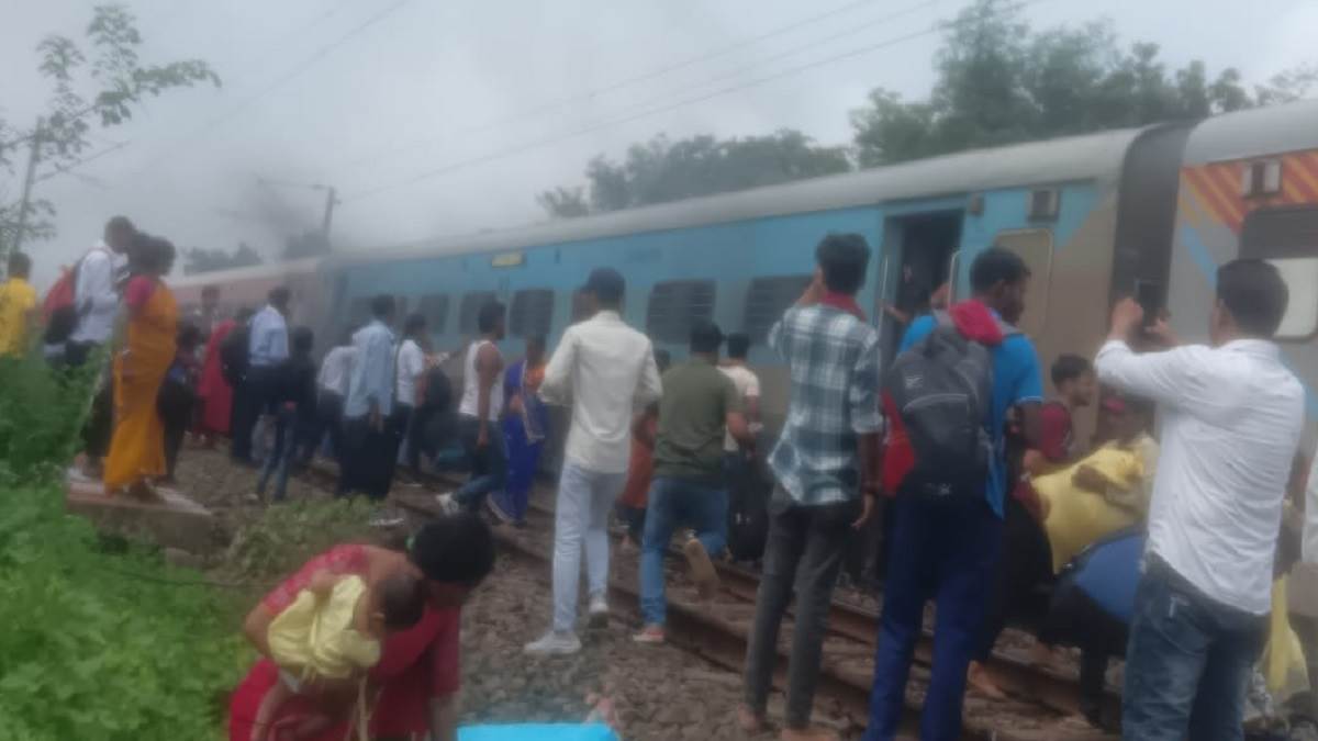https://www.jagranimages.com/images/newimg/22092025/22_09_2025-fire_in_train_24055928.jpg