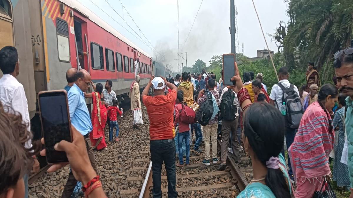 https://www.jagranimages.com/images/newimg/22092025/22_09_2025-fire_in_train_2_24056053.jpg