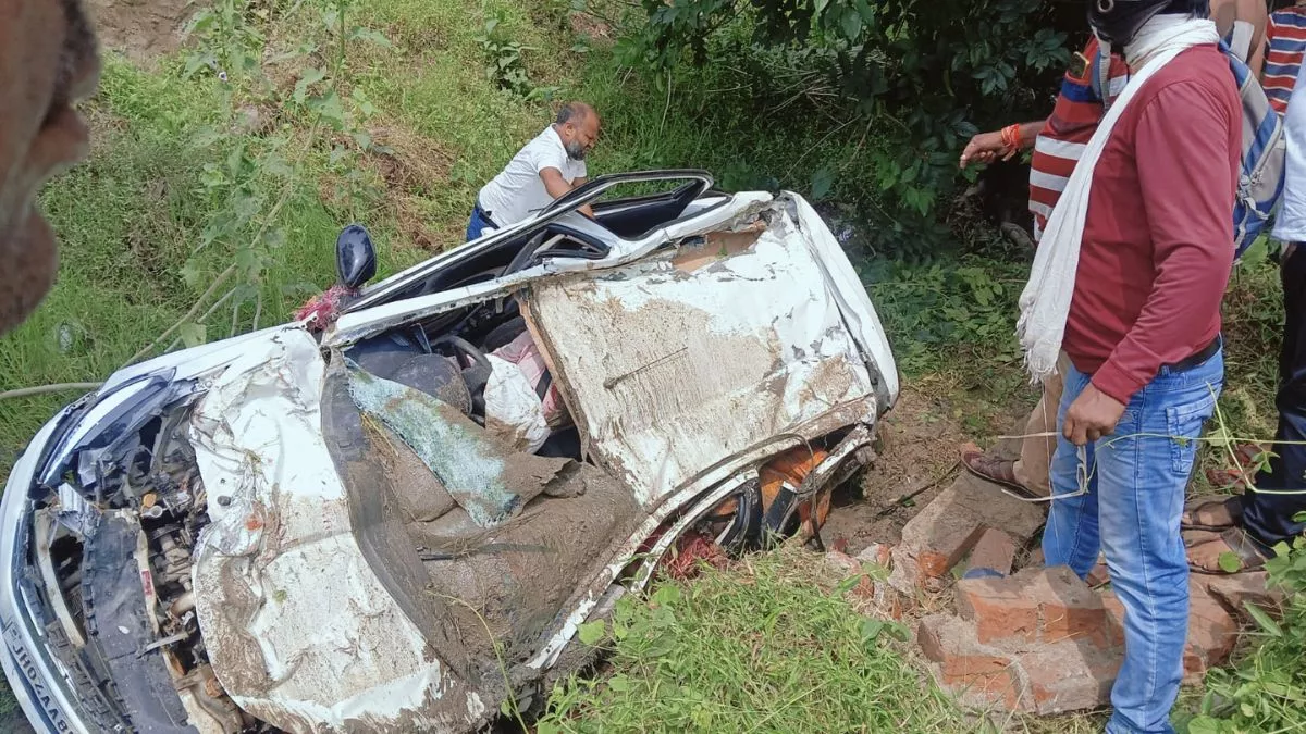 गोड्डा में अनियंत्रित होकर खाई में गिरी कार, गंगा स्नान कर लौट रहे दंपती सहित तीन लोगों की मौत