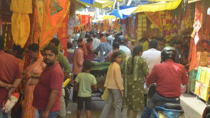 नवरात्र: मंदिरों में भक्तों की कतार, घर-घर मां शैलपुत्री की जय-जयकार।