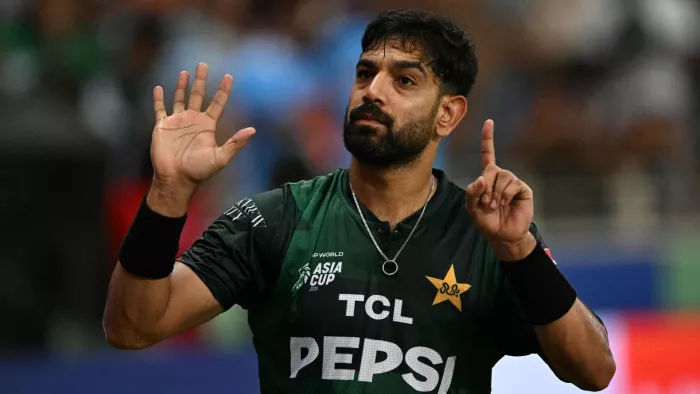 Haris Rauf ने IND vs PAK मैच में किया 6-0 का इशारा