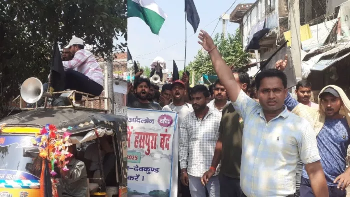 औरंगाबाद: हसपुरा-देवकुंड सड़क निर्माण के लिए ग्रामीणों का प्रदर्शन। फोटो जागरण