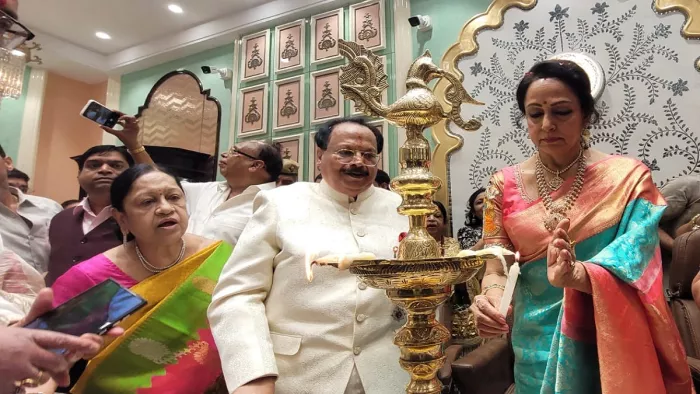 मेरठ में जैना ज्वेलर्स के नए शोरूम का उद्घाटन करतीं सांसद हेमा मालिनी
