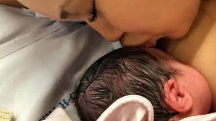 डेनमार्क में मिसेज चटर्जी जैसा मामला ग्रीनलैंड की मां से छीनी बेटी। नवजात बेटी के साथ इवाना।
