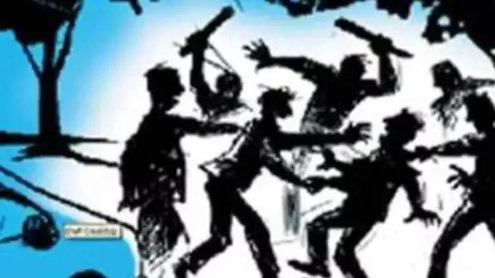थाने के बाहर हंगामा करने से रोकना दारोगा को पड़ा भारी, युवकों ने किया हमला (प्रतीकात्मक फोटो)