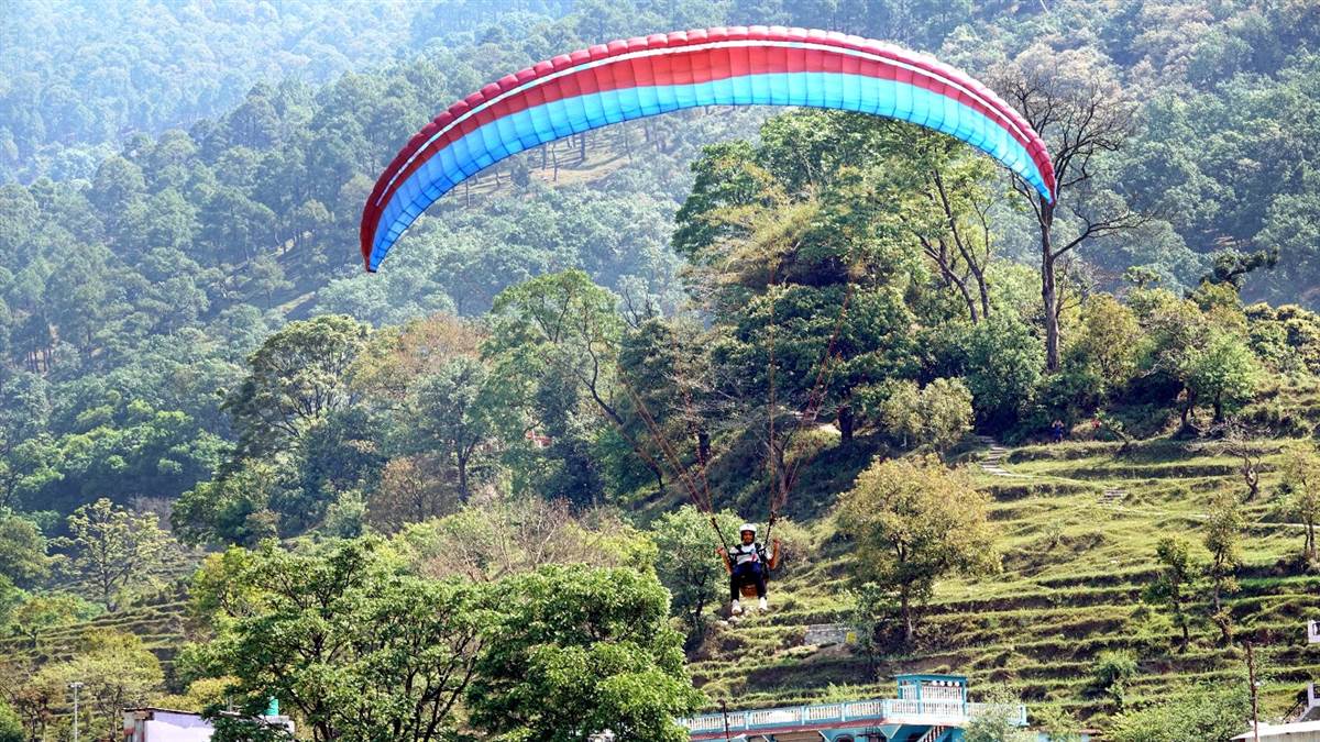 https://www.jagranimages.com/images/newimg/22092025/22_09_2025-paraglider_24056192.jpg