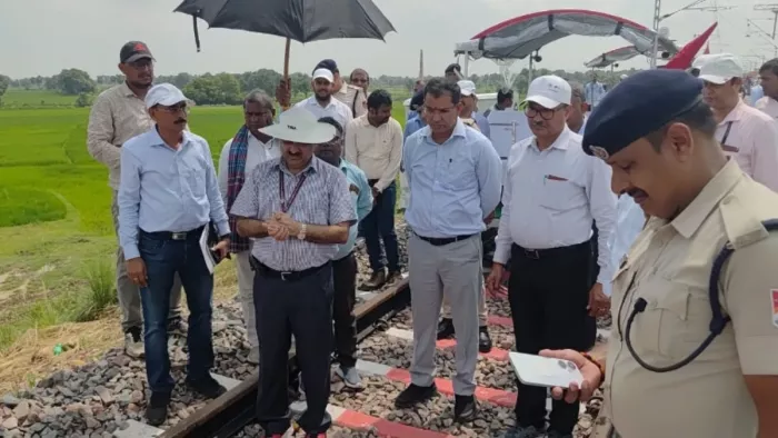 बिहारशरीफ-शेखपुरा रेल लाइन का निरीक्षण करते अधिकारी l सौ.: ECR
