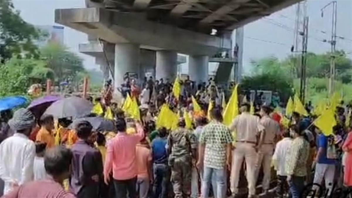 https://www.jagranimages.com/images/newimg/22092025/22_09_2025-rail_roko_andolan_tatisilve_24055674.jpg