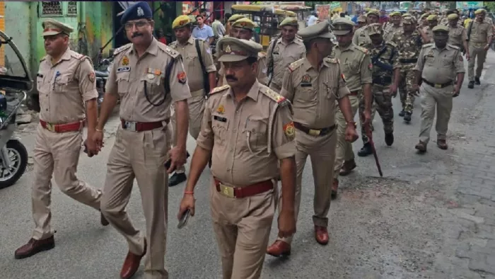संभल में शांति व्यवस्था के लिए पुलिस फोर्स के साथ पैदल मार्च करते एएसपी कुलदीप कुमार सिंह। जागरण