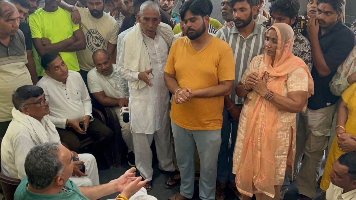 https://www.jagranimages.com/images/newimg/22092025/22_09_2025-sarpanch_2_24056469.jpg