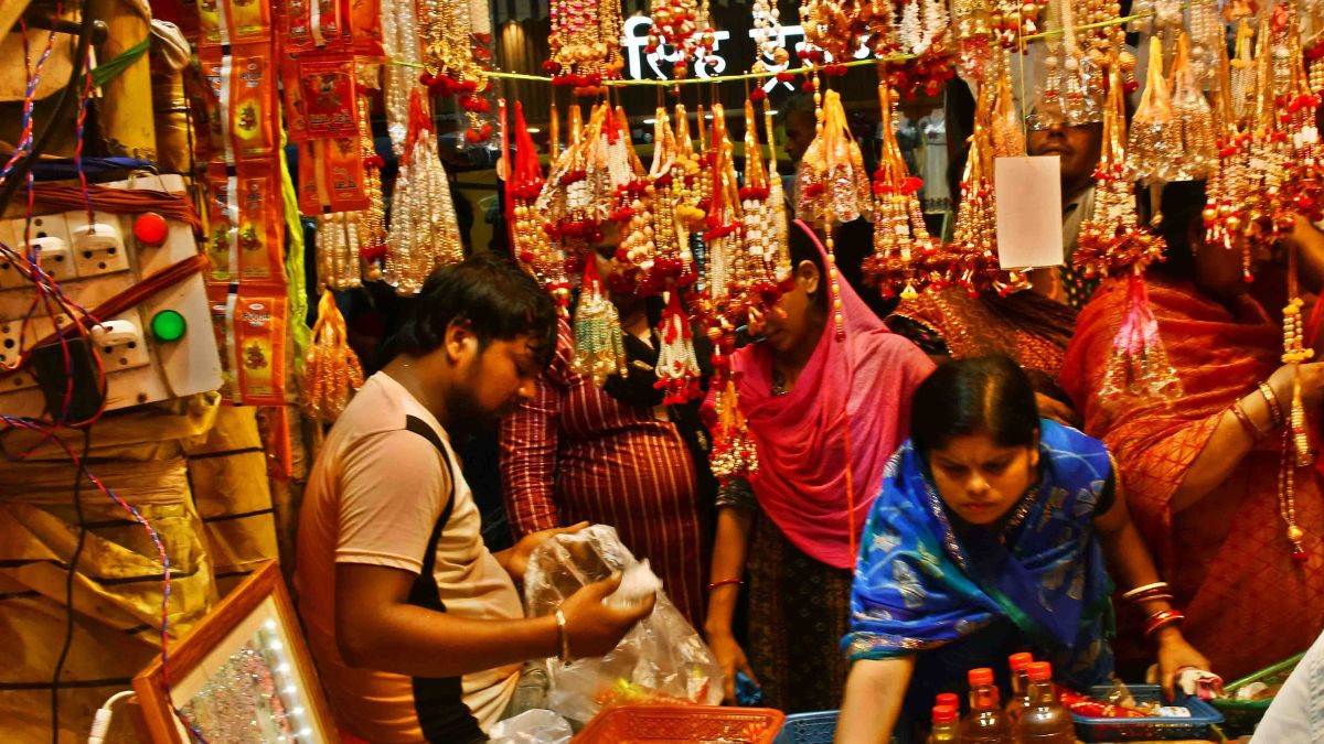 sharadiya navratri 2025 markets thronged with shoppers chunaris available for up to rs400