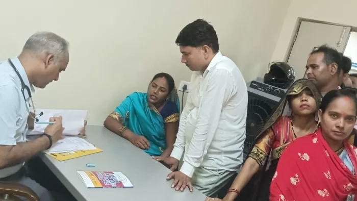 वायरल बुखार बढ़ने से अस्पतालों में मरीजों की लग रही भीड़।