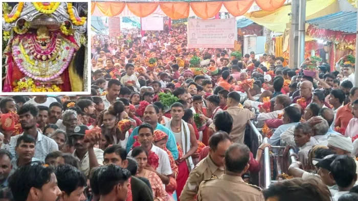 मीरजापुर में विंध्याचल धाम में दूर तक भक्तों की कतार लगी रही।