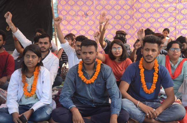 आयुर्वेद छात्रों ने सरकार व पुलिस पर लगाए गंभीर आरोप