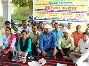 हक के लिए आमरण अनशन पर बैठे अनुदेशक