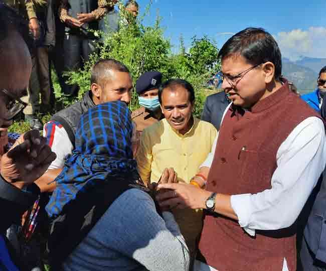 मुख्यमंत्री पुष्कर धामी ने चमोली जिले के डुंग्री गांव पहुंच कर आपदा में लापता लोगों के परिजनों से मुलाकात की!