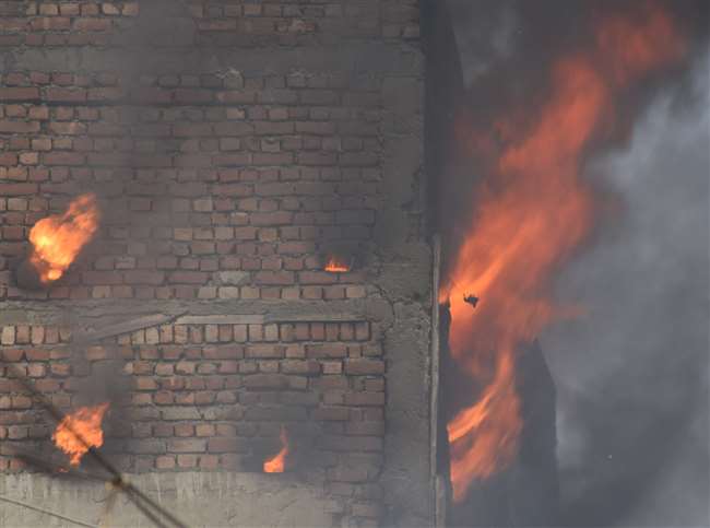 यूनाइटेड एक्‍सपोर्ट हाउस सहित आसपास के घरों में लगी आग।