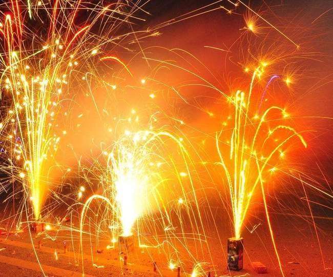 बिहार की राजधानी पटना समेत कई शहरों में पटाखे फोड़ने पर रोक लगा दी गई है। सांकेतिक तस्वीर।