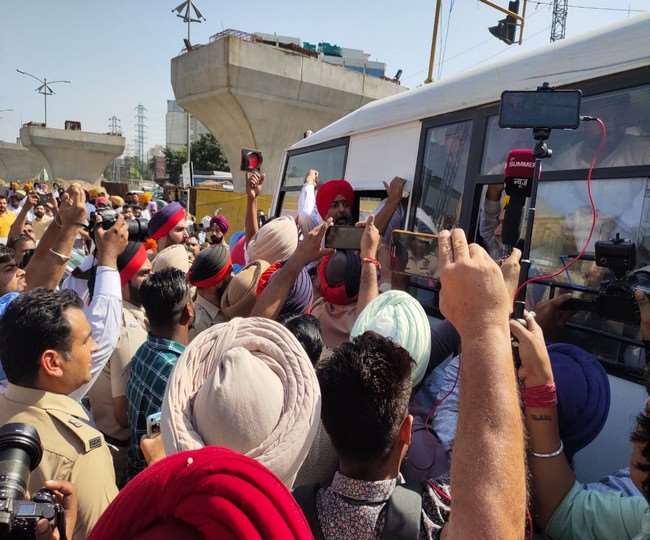 लुधियाना में बैंस समर्थकों को हिरासत में लेकर जाती हुई पुलिस।