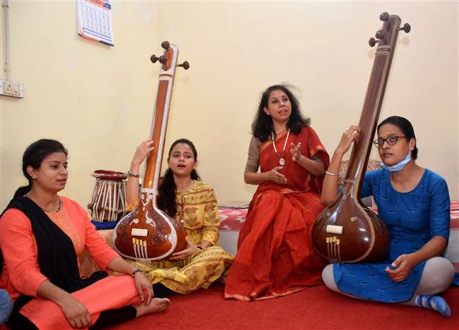 बीएचयू के संगीत एवं मंच कला संकाय में विधार्थीयों को गायन सिखाती डा. संगीता पंडित।