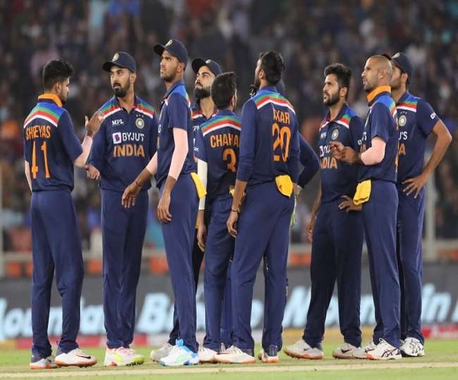 भारतीय कप्तान विराट कोहली के साथ अन्य खिलाड़ी (एपी फोटो)