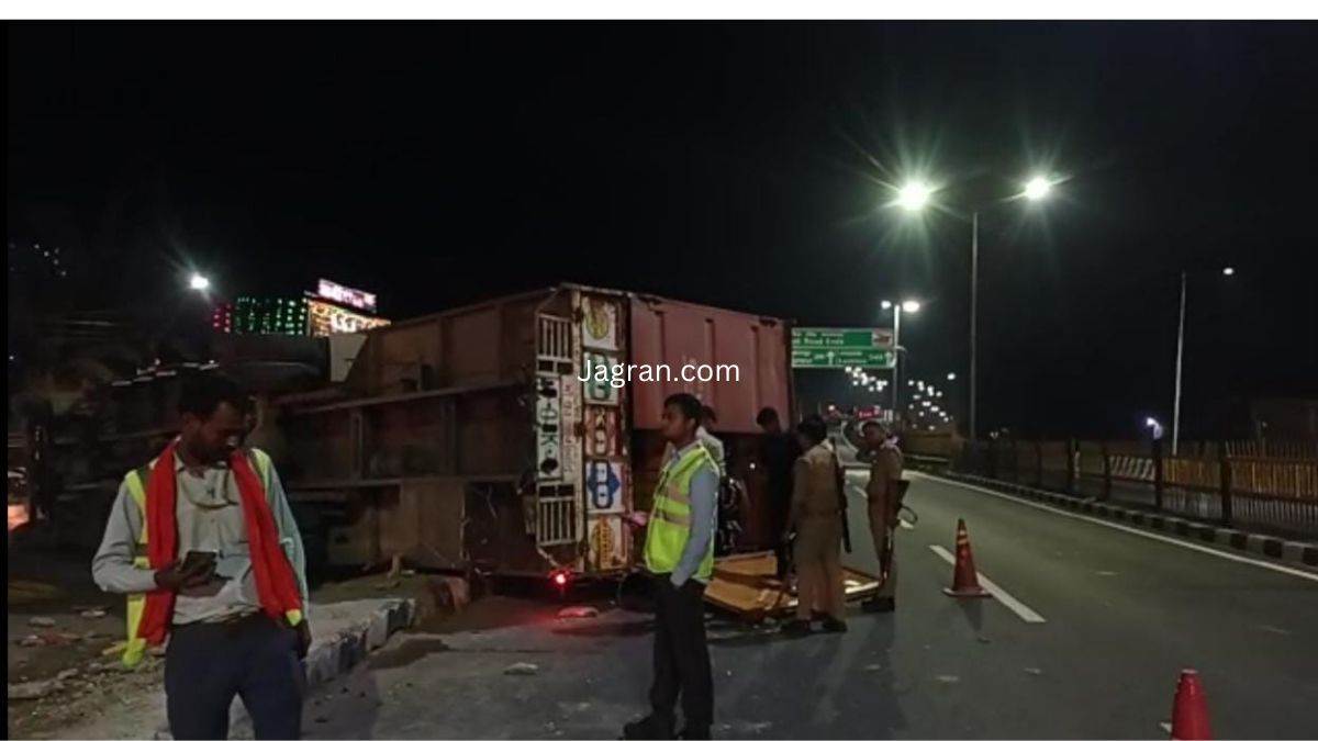 agra news accident on agra delhi highway uncontrolled container overturned passengers sitting inside injured