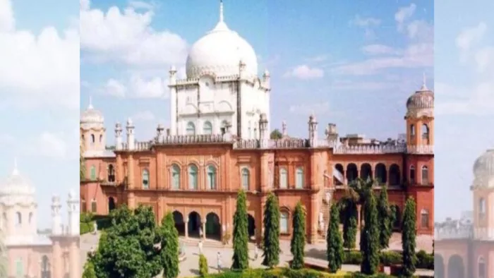 Madarsa Survey In UP सहारनपुर के देवबंद में दारुल उलूम एक गैर सहायता प्राप्त मदरसा है।