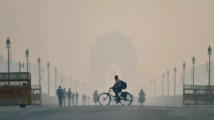 दिवाली पर खतरनाक स्तर पर पहुंच सकता है AQI, अभी भी जहरीली हवा में सांस ले रहे दिल्ली के लोग