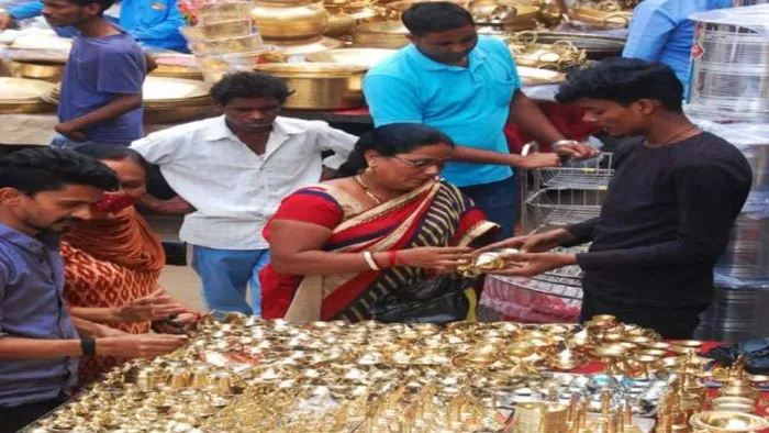 Dhanteras 2022: लुधियाना में धनतेरस पर बाजार में आफर्स की भरमार।