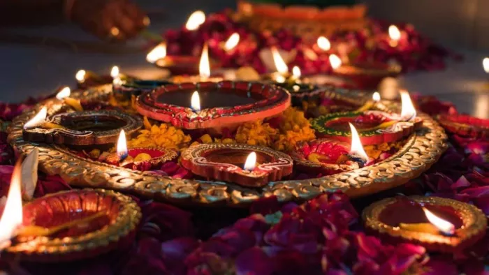दीपावली से पहले बाजार ग्राहकों से गुलजार हो गए हैं।