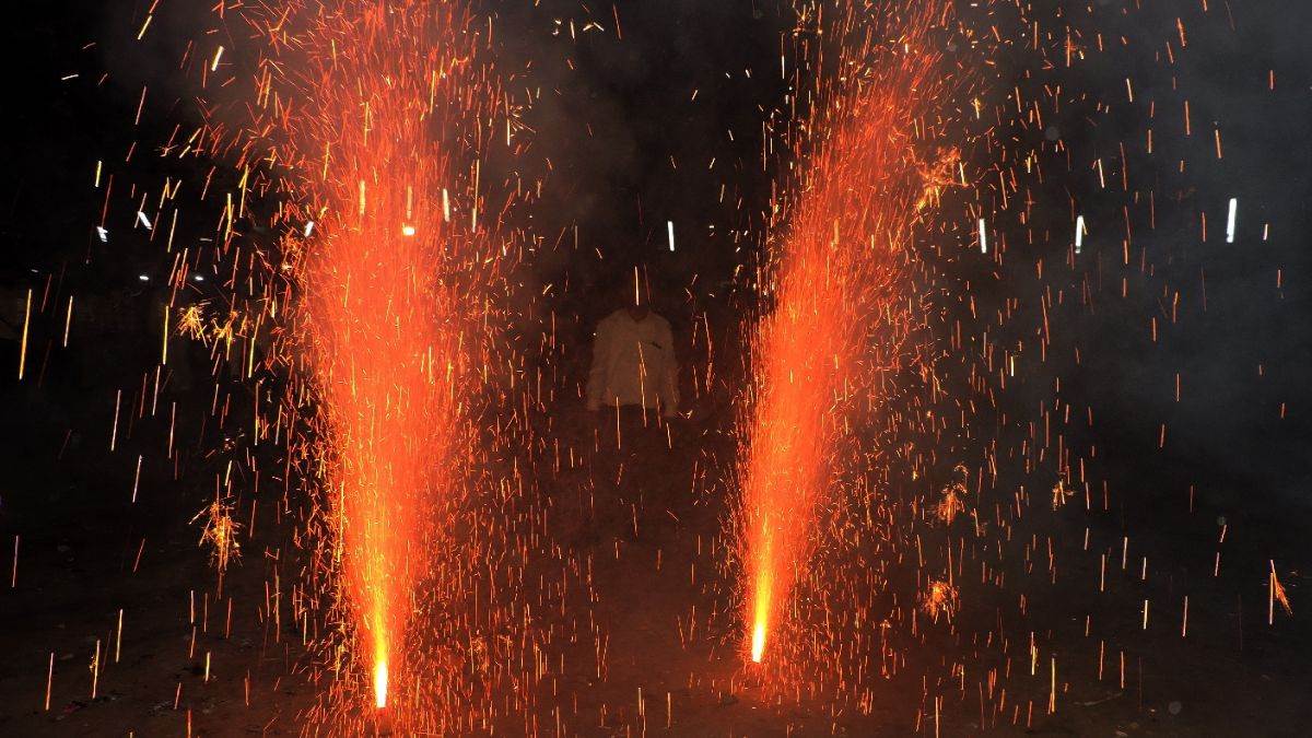 Diwali 2022: आतिशबाजी के बिना अधूरा है दीप पर्व का रंग, पहले था बम का शोर  अब फुलझड़ी का जोर - Diwali 2022 celebration history and importance of  firecrackers on diwali in gorakhpur