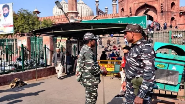 दिवाली पर दिल्ली पुलिस ने बढ़ाई सुरक्षा, संवेदनशील इलाकों में की जा रही गश्त।