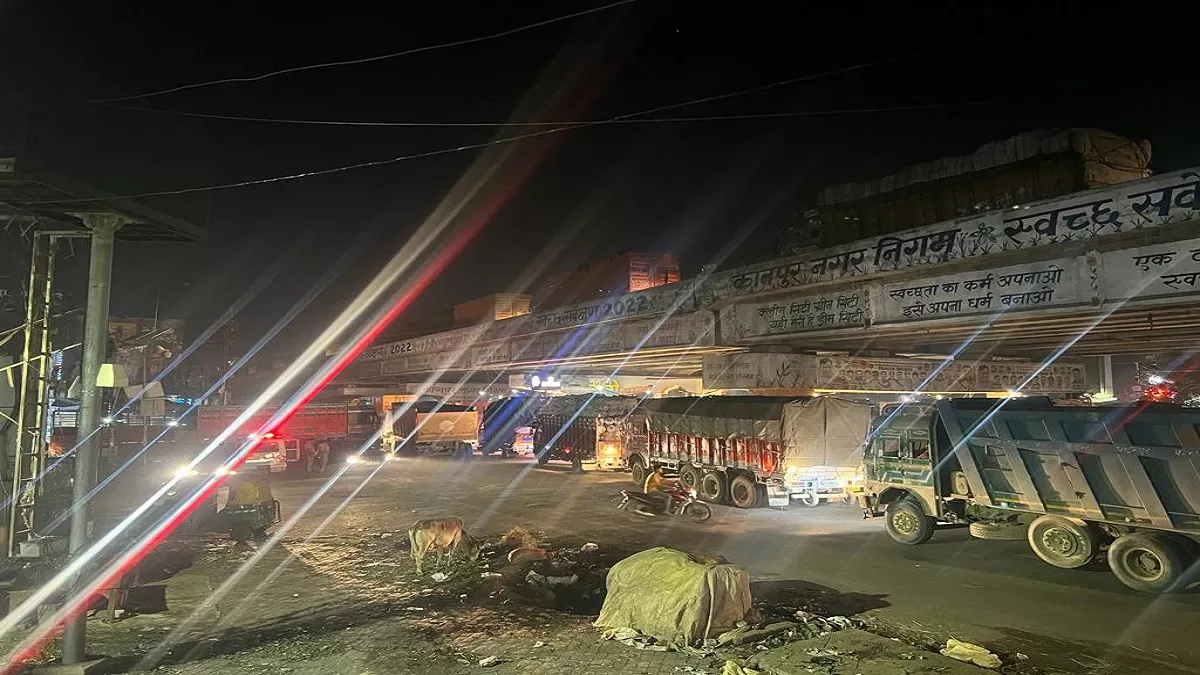 Kanpur Lucknow Highway पर जर्जर सड़क से 14 घंटे यातायात रहा बाधित, जाम खुलवाने में पुलिस के छूटे पसीने
